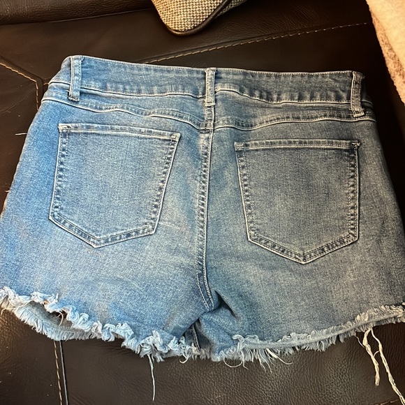 Ripped jean shorts - Picture 3 of 3